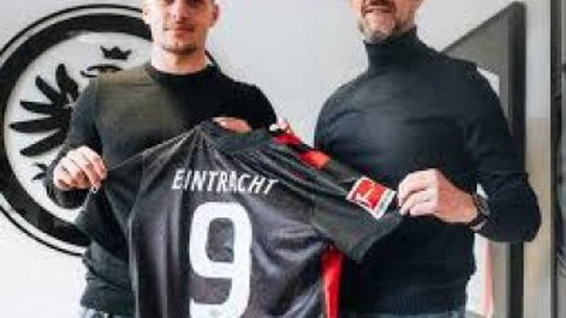 皇马前锋约维奇（左）租借回归法兰克福，他将为老东家效力至本赛季结束。