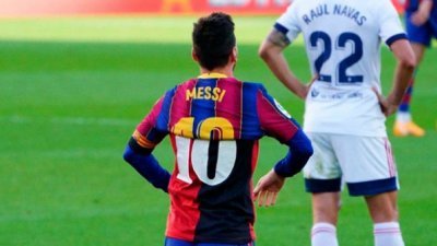 西班牙足总官方宣布，驳回巴塞罗那要求取消梅西（左）此前脱衣向阿根廷球王马拉多纳致敬而领到的黄卡的上诉。