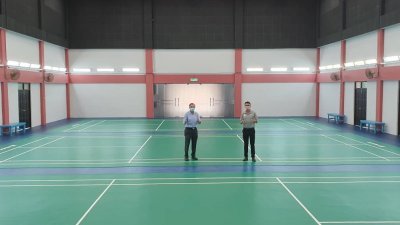 孙意志（左起）及蔡兴华日前巡视完成提升和翻新工程的室内羽球场。