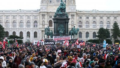 近万名奥地利示威者于上周六，走上首都维也纳街头，抗议当局持续防疫封锁的举措。期间，大部分示威民众并未戴上口罩，更无保持社交距离。（路透社）