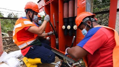 在确保变电所可安全运作后，国能丹那美拉与话望生的职员在彭亨州瓜拉立卑甘榜甘丁，接回变电所的电源。