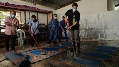 阿兹敏阿里（右）周日前往边佳兰五湾，协助清扫当地清真寺。