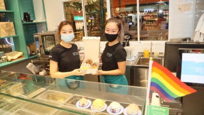 事发后顾客送上一盒甜甜圈，对刘思敏（右）表示支持。