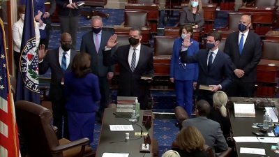 3名美国民主党参议员于周三，在副总统哈里斯的带领下宣誓就职，这让民主党成为参议院的多数党。（路透社）