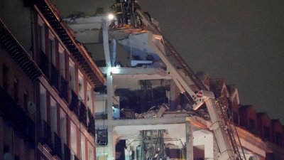 西班牙首都马德里市中心的拉拉蒂纳社区，一栋天主教教会神职人员的住宅大楼，第4或5层楼墙面当地时间周三发生爆炸，至少3人身亡，11人受伤。图为消防员当天抵达事发地点后，在相关建筑物上执勤。 （图取自路透社）