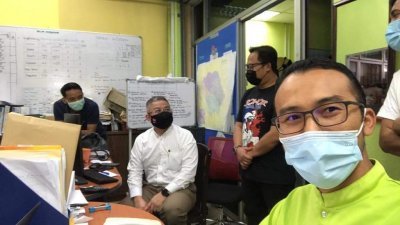 阿汉峇峇（左2）巡视古来县卫生局，了解前线医护人员的工作情况。