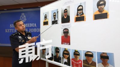 阿育甘展示，17名落网嫌犯，当中有13人周二将被提控。（摄影：刘维杰）