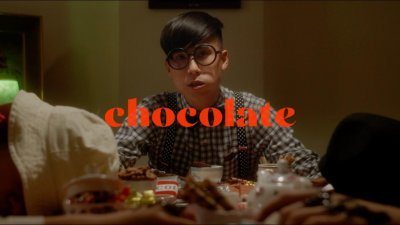 日马混血创作才子片山凉太在22日推出了专辑主打歌《Chocolate》的官方MV，首次挑战全身浸泡在盛满巧克力浓浆的浴缸，展现出被巧克力淹没的场景。