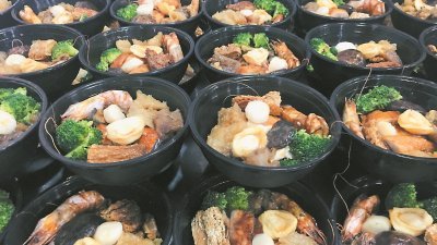 Lala Chong海鲜餐馆位于灵市卡尤阿拉的总行首次挑战盆菜制作，就涉足一人一盆菜的概念，间中不断尝试、取舍了各种食材，方打造出现在主打“十全十美”小而丰盛的盆菜选择，一份为55令吉。