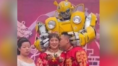 山东省寿光市近日一场婚礼上，新娘的弟弟（后）穿着大黄蜂盔甲为姊姊送亲。