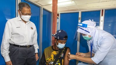 慕斯达法今日在吉兰丹甘榜双溪诺视察疫苗接种计划。