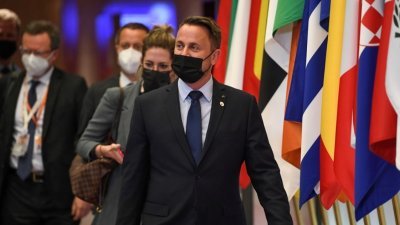 确诊新冠肺炎的卢森堡首相贝泰尔于周日入院，目前以预防性质接受观察与医学评估。这是他日前出席在比利时布鲁塞尔举行的欧盟领导人峰会。（图取自路透社）