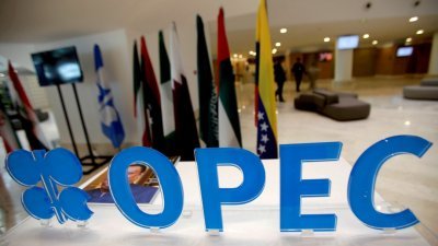 石油输出国组织（OPEC）及盟友（OPEC+）产油国部长，周一暂停石油产量磋商，而阿联酋上周拒绝将减产协议延长8个月的提议，这意味著产油国还未就增产达成共识。图为阿尔及利亚首都阿尔及尔往年举行OPEC非正式会议之前，路透社特约记者拍下会议地点的OPEC标志。（路透社档案照）