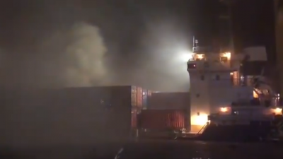 一艘停泊在迪拜港口杰贝阿里的货柜轮港起火，引发爆炸，事件原因尚未确定。（图取自迪拜媒体办公室）