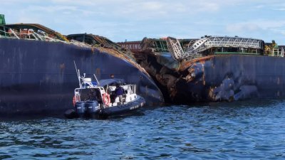 油槽船船身被撞出大窟窿，疑出现漏油现象，有关当局正在调查。