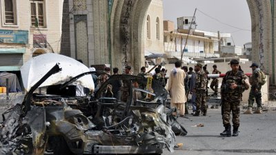 在美国与国际军队正撤离阿富汗的同时，印度召回驻阿富汗南部主要大城坎大哈领事馆50名官员。这是上周日在坎大哈市内，安全部队人员在调查爆炸现场的汽车残骸。（图取自法新社）