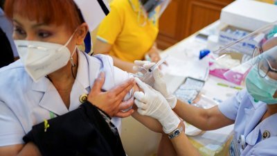 自今年2月，泰国的大多数医疗和前线工作人员都接种了科兴疫苗。（图取自路透社）