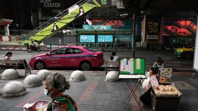 在新一轮更严格的限制措施前夕，曼谷巴吞旺购物区傍晚行人稀少，许多人都尽量不出街留在家中。（图取自法新社）