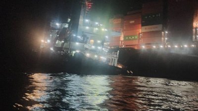 油槽船与货船在麻坡海域相撞后，各自向执法单位发出求救信号。