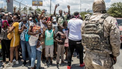 海地在总统遭刺杀后局势紧张，一群海地公民当地时间上周六聚集在美国大使馆前寻求庇护，指海地过于不安全，担心自己的生命安全。（图取自法新社）