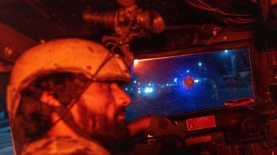 土库曼为了预防战火蔓延境内，上周五（9日）向接壤阿富汗的南部边境增兵，并布置战机、直升机、坦克、火炮和装甲运兵车等重型武器。图为在阿富汗坎大哈省，一名阿富汗特种部队成员周日在执行打击塔利班的战斗任务时，驾驶一辆悍马军车。 （图取自路透社）
