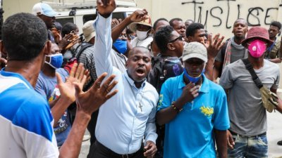 海地总统莫伊兹的支持者当地时间周一，在法庭外抗议。根据海地当局的说法，一个由28名男子组成的突击小队——26名哥伦比亚人和两名美国公民涉案。截至目前，已有17名嫌犯被抓获，至少3人死亡。外界认为，暗杀事件疑点重重。-法新社-