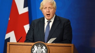 英国首相约翰逊周一在首相官邸新闻简报室举行的记者会上，宣布有关放松防疫措施的最新进展。（图取自路透社）