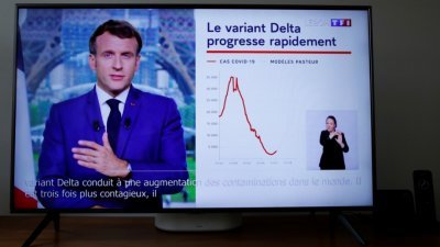 法国总统马克龙发表全国电视讲话，宣布医护人员必须接种疫苗，同时从7月起进入公众场所的民众一定要有“疫苗护照”。（图取自路透社）
