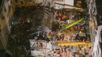 周二凌晨3时许，救援人员在江苏省苏州市四季开源酒店坍塌事故现场进行救援。（图取自中新社）