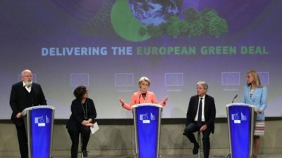 欧盟委员会主席冯德莱恩（中）周三在比利时布鲁塞尔，公布欧盟应对气候变化的一揽子计划。（图取自路透社）