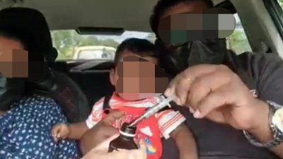 视频内，印裔男子取出一瓶毒药，一家三口饮下毒药的画面。
