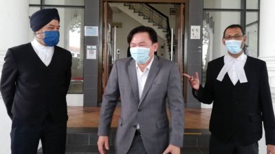 杨祖强（左2）在休庭后，与辩方律师拿督拉泽巴星（左起）和沙林步出法庭。