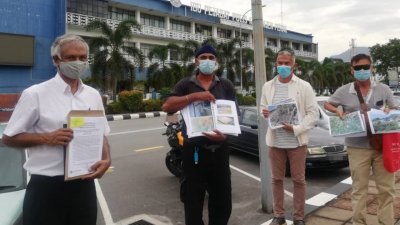 再也古玛（左起）陪同阿吉帕、蔡长宴和蔡顺隆，到霹雳州警察总部移交备忘录，要求总警长严正看待农民的投诉。