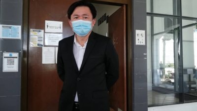 杨祖强在法官宣布休庭后步出法庭，并向媒体打招呼。