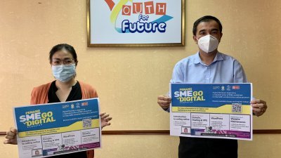 孙意志(右)呼吁对数码技能感兴趣的槟州青年，报名参加槟城数码网页工作坊。