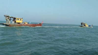 海事执法单位事后将2艘渔船拖返甘榜峇鲁的船只扣押中心进行扣押。