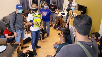 吉隆坡刑事罪案调查部副主任纳斯里凌晨带队取缔豪华公寓单位，现场发现28名男女群聚庆生。