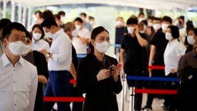 根据英国广播公司（BBC）日前报导，随著新冠肺炎变异病毒Delta快速传播和疫苗接种率的放缓，该国群众对当局应对疫情的信心受打击。图为韩国首都首尔的群众上周四在排队，准备接受当局的新冠病毒检测。（图取自路透社）