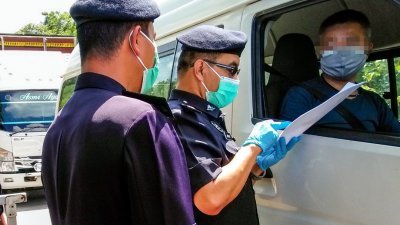 警方周日在宜力县的两个路检行动中，共勒令27辆持贸工部信函寻求跨州的交通工具折返。（档案照）