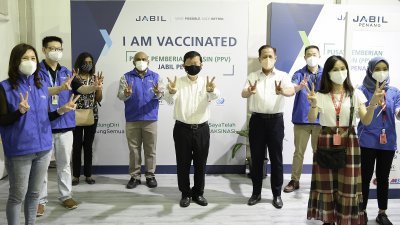 曹观友（左5起）及阿都哈林与捷普科技的员工一起比划胜利手势。（照片由槟首长办公室提供）