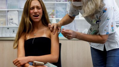 以色列当地时间周日取消最近公布的第3剂新冠肺炎疫苗接种的部分政策，并表示肿瘤患者其实应该维持只注射2剂。图为该国少女（非癌症患者）在特拉维夫市，接种新冠疫苗。（路透社档案照）