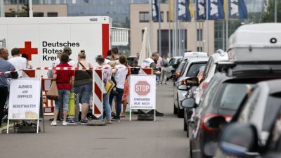 在德国首都柏林的宜家（IKEA），开设了第一家“得来速”疫苗接种中心，民众们坐在车内，等候施打疫苗。（图取自路透社）
