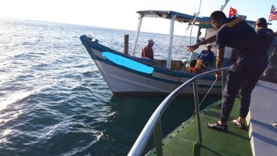 海洋公园与资源管理单位在丰盛港巴比乌绒岛海洋公园进行例行巡逻时，发现500公尺长的鱼网。