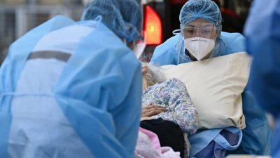 瑞士制药巨擘罗氏药厂20日表示，日本全面核准罗氏的抗体疗法Ronapreve，治疗感染COVID-19轻中症病患。图为日本染疫患者搭乘救护车就医。（图取自台湾中央社/共同社）