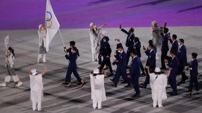 奥运难民队举著奥运5环旗帜进场。（图取自路透社）