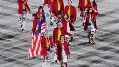 在2020东京奥运会开幕式上，马来西亚旗手李梓嘉和吴柳莹率领大马代表团游行。（图取自法新社）