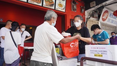 新山一场热心商家派发爱心餐点活动上，领取爱心餐盒人士当中，多达80%是60岁以上的年长者。

