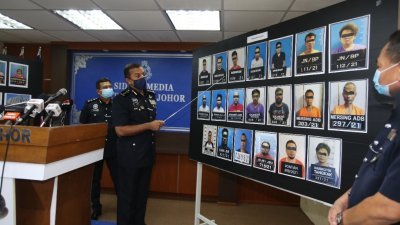 柔总警长阿育甘（左2）指出，柔警方于本月16日至22日，在全柔各地展开特别突击行动，逮捕20名涉及运毒的吸毒惯犯。