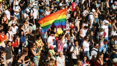 匈牙利总理欧尔班连串反同性恋举措掀起国内激烈反弹，周六有逾万名民众走上街头，力挺布达佩斯规模最大的同志骄傲游行。 （图取自法新社）