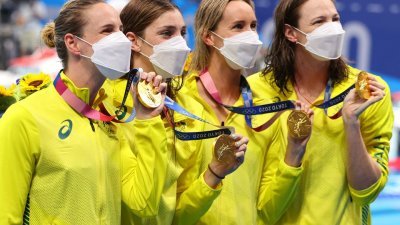 澳洲游泳队在女子4x100米自由泳接力赛创下世界纪录夺冠。（图取自路透社）